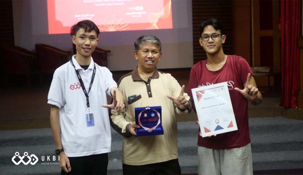 Sesi foto bersama pasca penyerahan sertifikat dan plakat penghargaan dari Krida 3 kepada Kepala Sekolah dan Ketua OSIS SLB B Pangudi Luhur