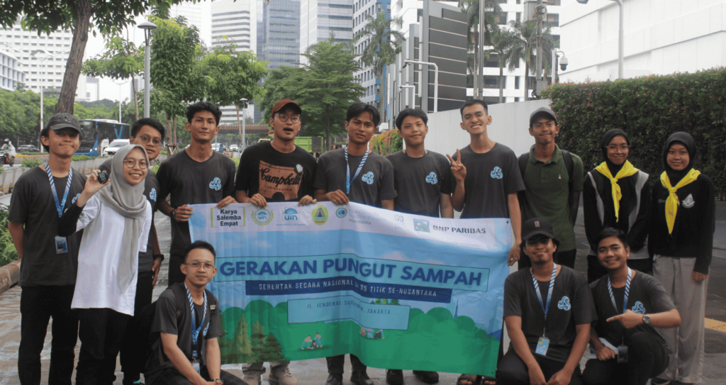 Foto bersama panitia pelaksana GPSN 2025 dengan beberapa mitra UKM dan komunitas lingkungan Jakarta