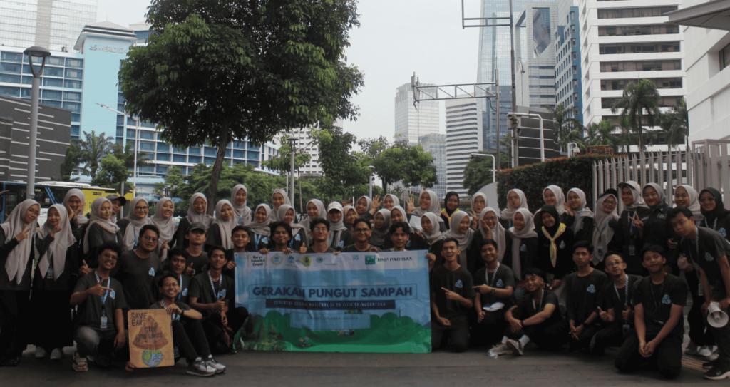 Foto bersama seluruh peserta Gerakan Pungut Sampah Nasional tahun 2025 oleh Beasiswa KSE