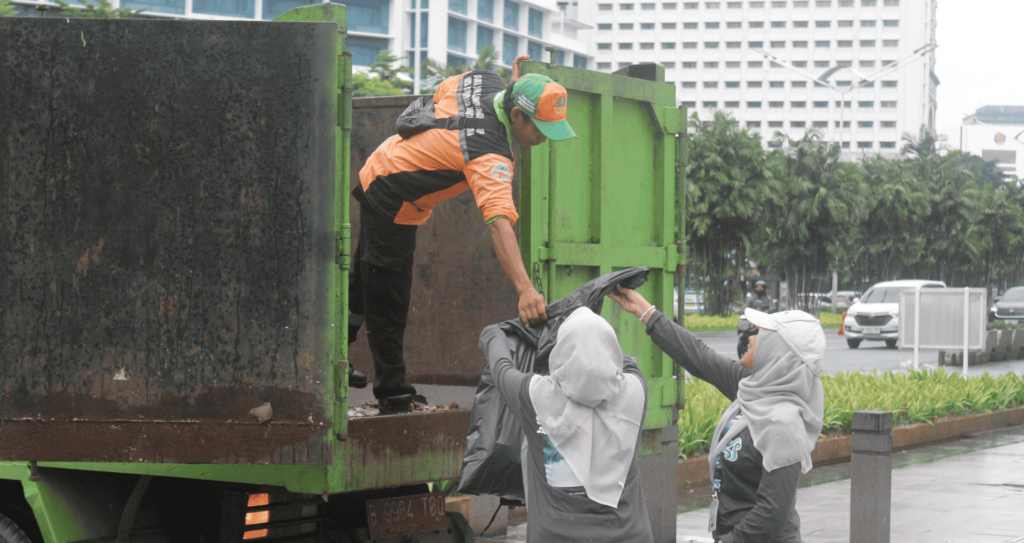 Potret penjemputan sampah terkumpul oleh Dinas Lingkungan Hidup Jakarta Selatan.